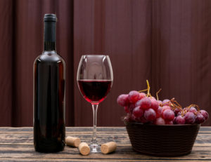 mesa con vino y uvas